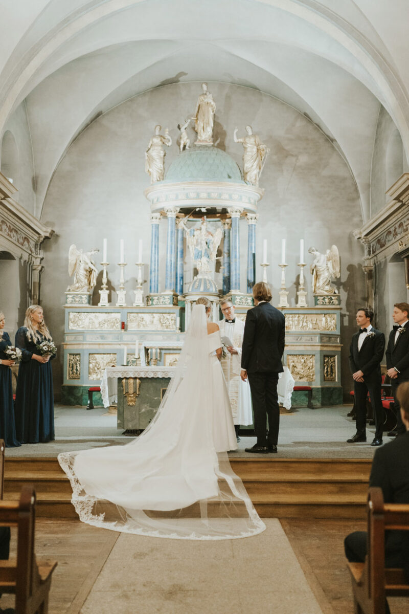 Cornelia and Oscar mountain wedding chamonix church