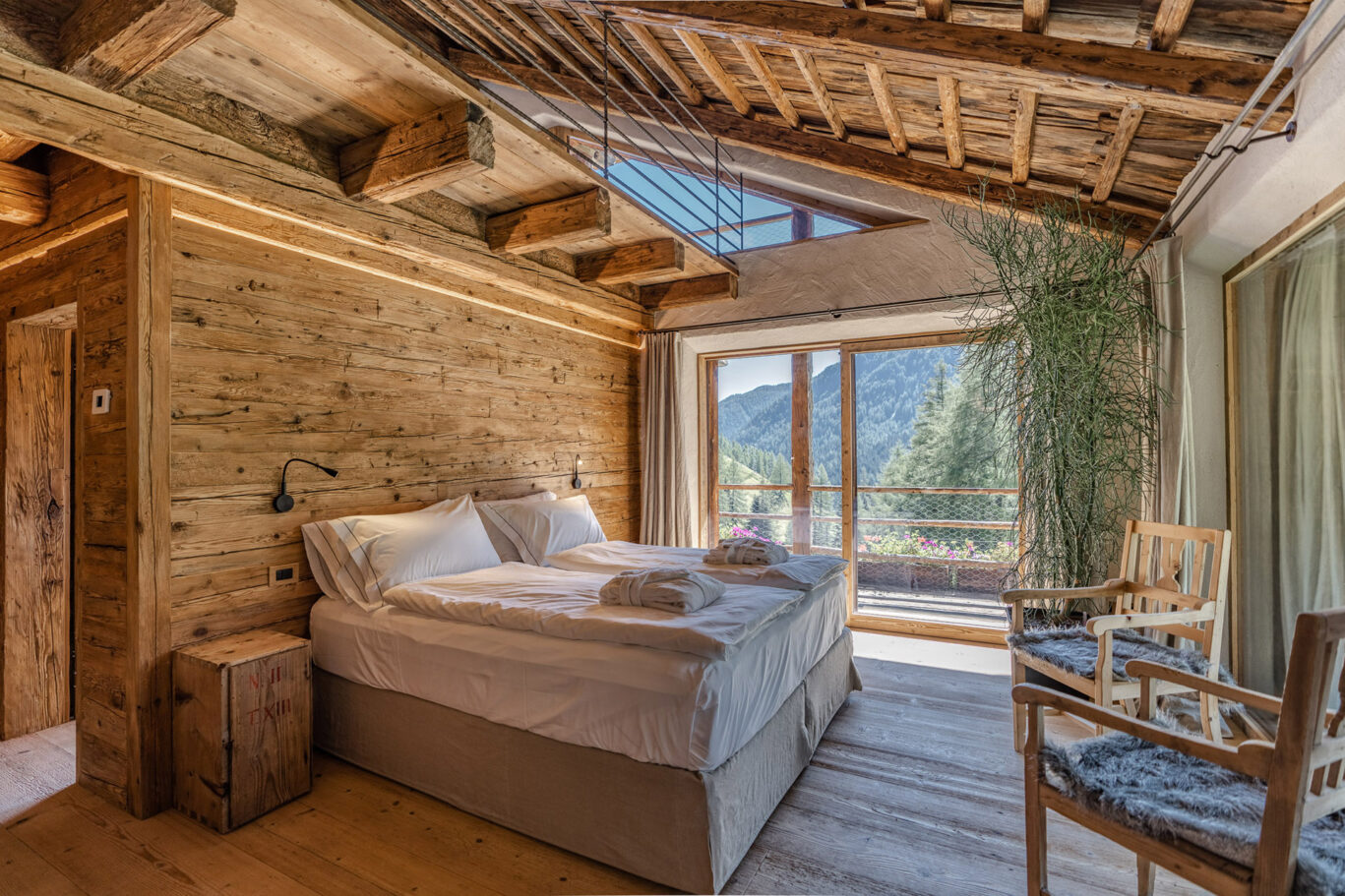 Cesa del louf_Main entrance-luxury chalet Italy master bedroom